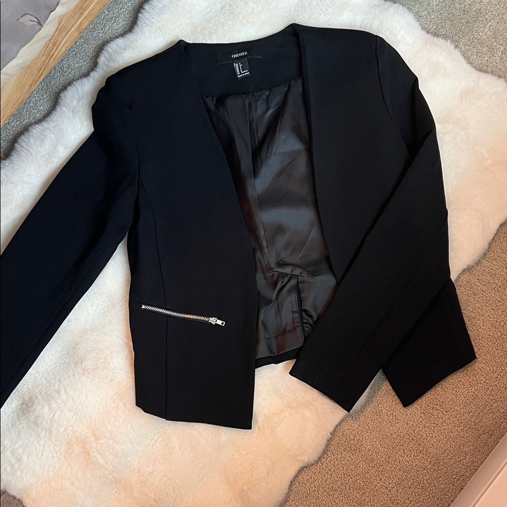 Forever 21 Women's Black Blazer with Zipper Detail Size Small NWOT